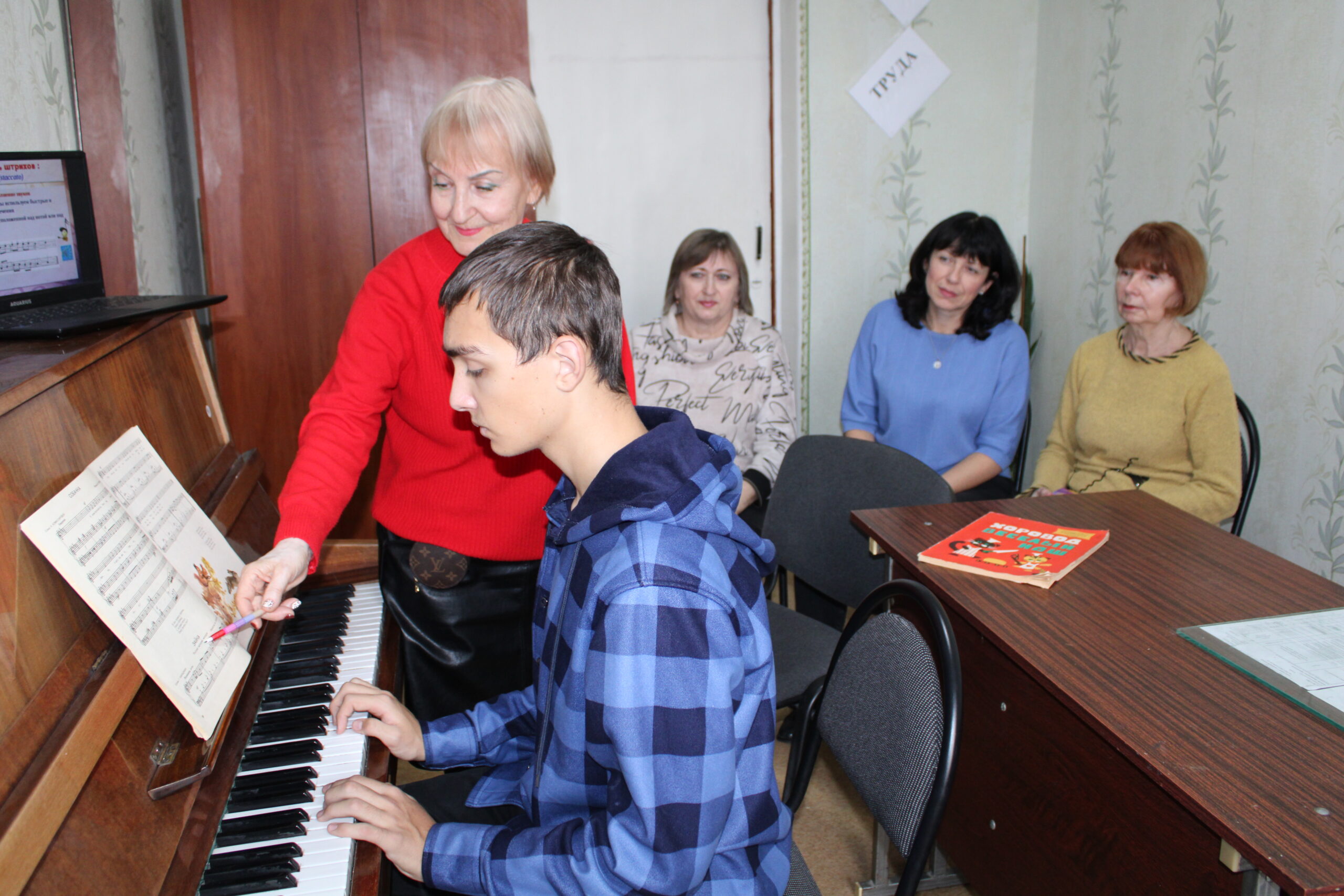 Открытое занятие на тему: «Специфика работы с обучающимися первого курса в музыкально-инструментальном классе»