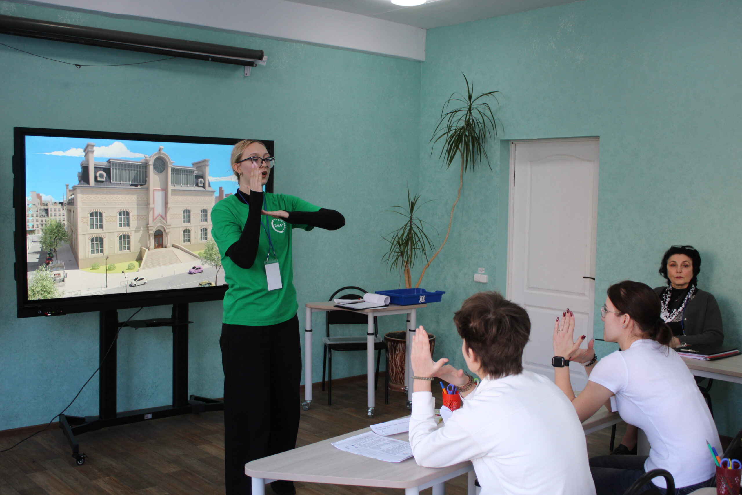 Первый день чемпионата «Профессионалы»: будущие учителя начальных классов демонстрируют мастерство в Стахановском колледже ЛГПУ