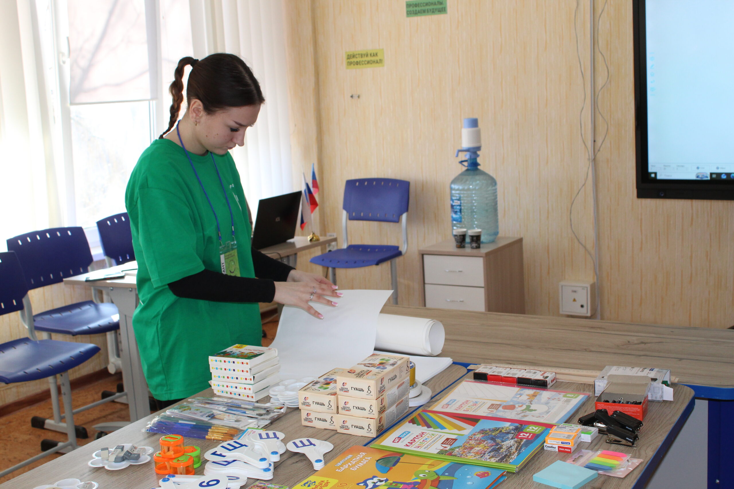 ВТОРОЙ ДЕНЬ СОРЕВНОВАНИЙ В КОМПЕТЕНЦИИ «ПРЕПОДАВАНИЕ В МЛАДШИХ КЛАССАХ»: КОГДА УЧИТЕЛЬ СТАНОВИТСЯ ПОСРЕДНИКОМ МЕЖДУ ШКОЛОЙ И СЕМЬЁЙ