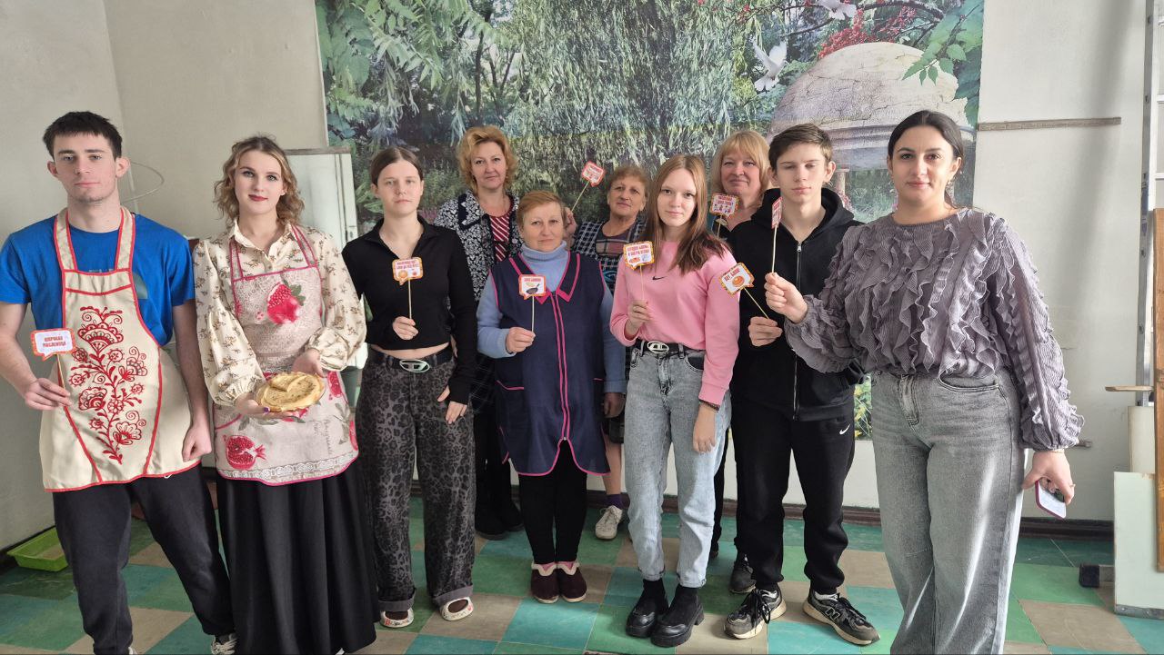 ШИРОКАЯ МАСЛЕНИЦА В ОБЩЕЖИТИИ КОЛЛЕДЖА: СТУДЕНТЫ ПЕКУТ БЛИНЫ!