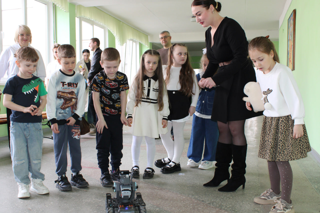 От сказки к открытиям: преподаватели Стахановского колледжа провели квест-игру для дошкольников