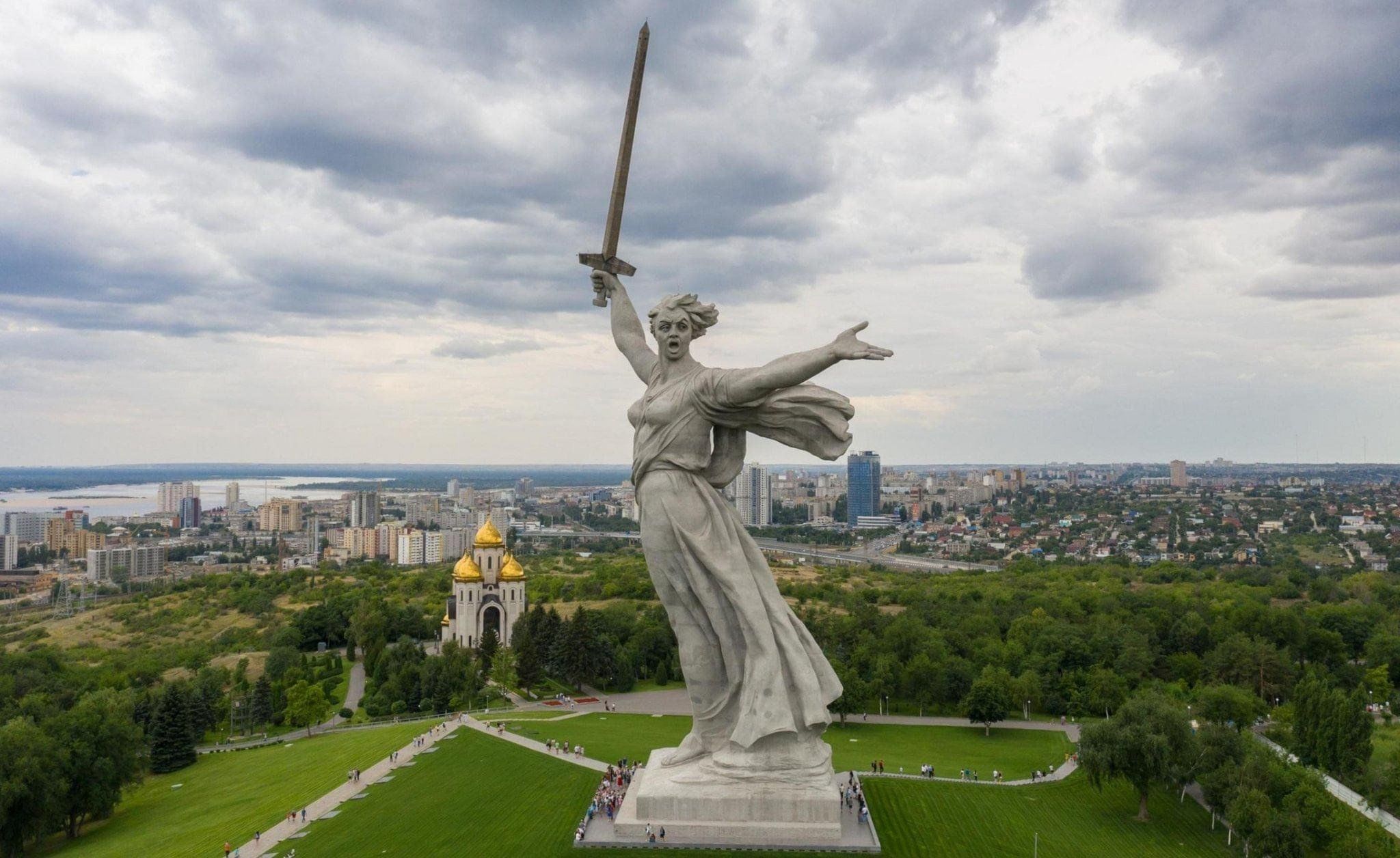 АКЦИЯ «100 ДНЕЙ ДО ПОБЕДЫ»: ВЕЧНЫЙ СИМВОЛ МУЖЕСТВА И СКОРБИ