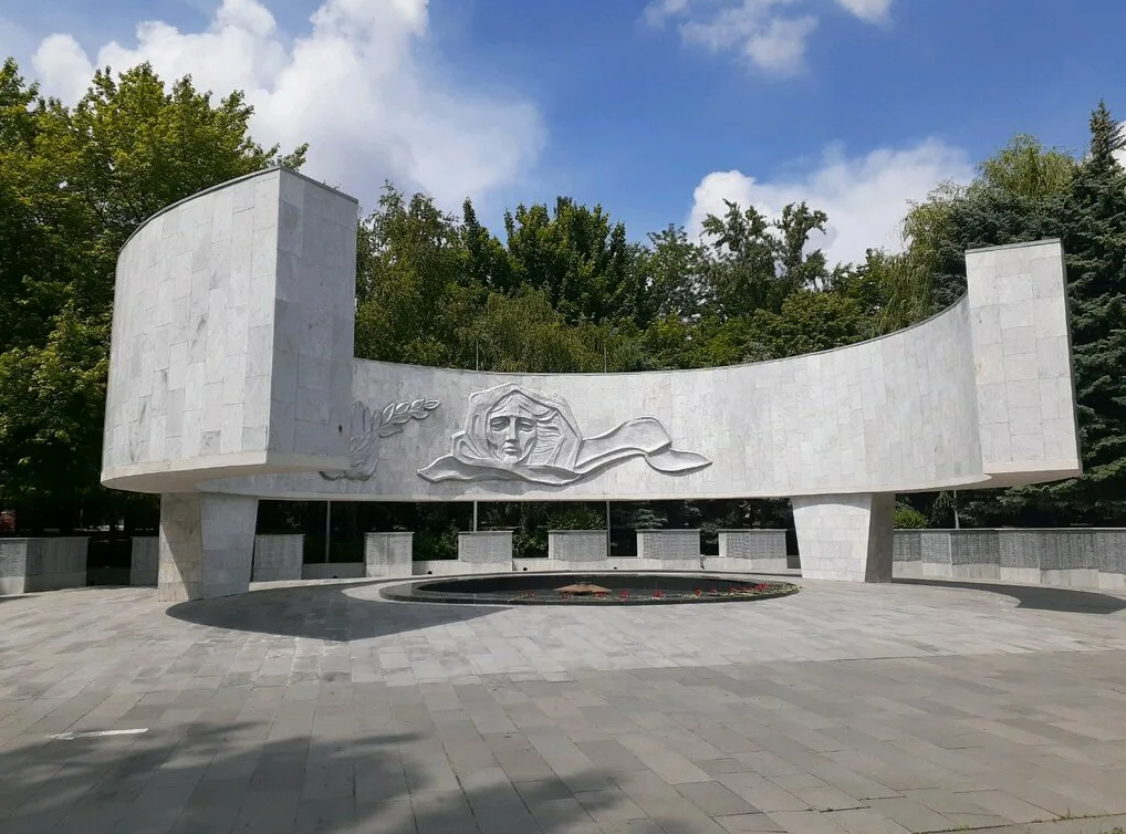 МЕМОРИАЛЬНЫЙ КОМПЛЕКС «ПАВШИМ ВОИНАМ»: ВЕЧНАЯ ПАМЯТЬ И СИМВОЛ НЕСЛОМЛЕННОГО ДУХА