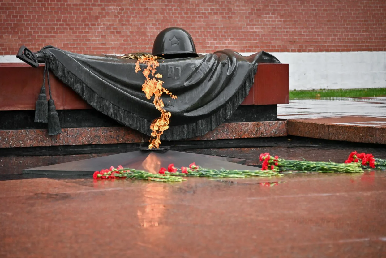 МОГИЛА НЕИЗВЕСТНОГО СОЛДАТА: ВЕЧНЫЙ ОГОНЬ ПАМЯТИ