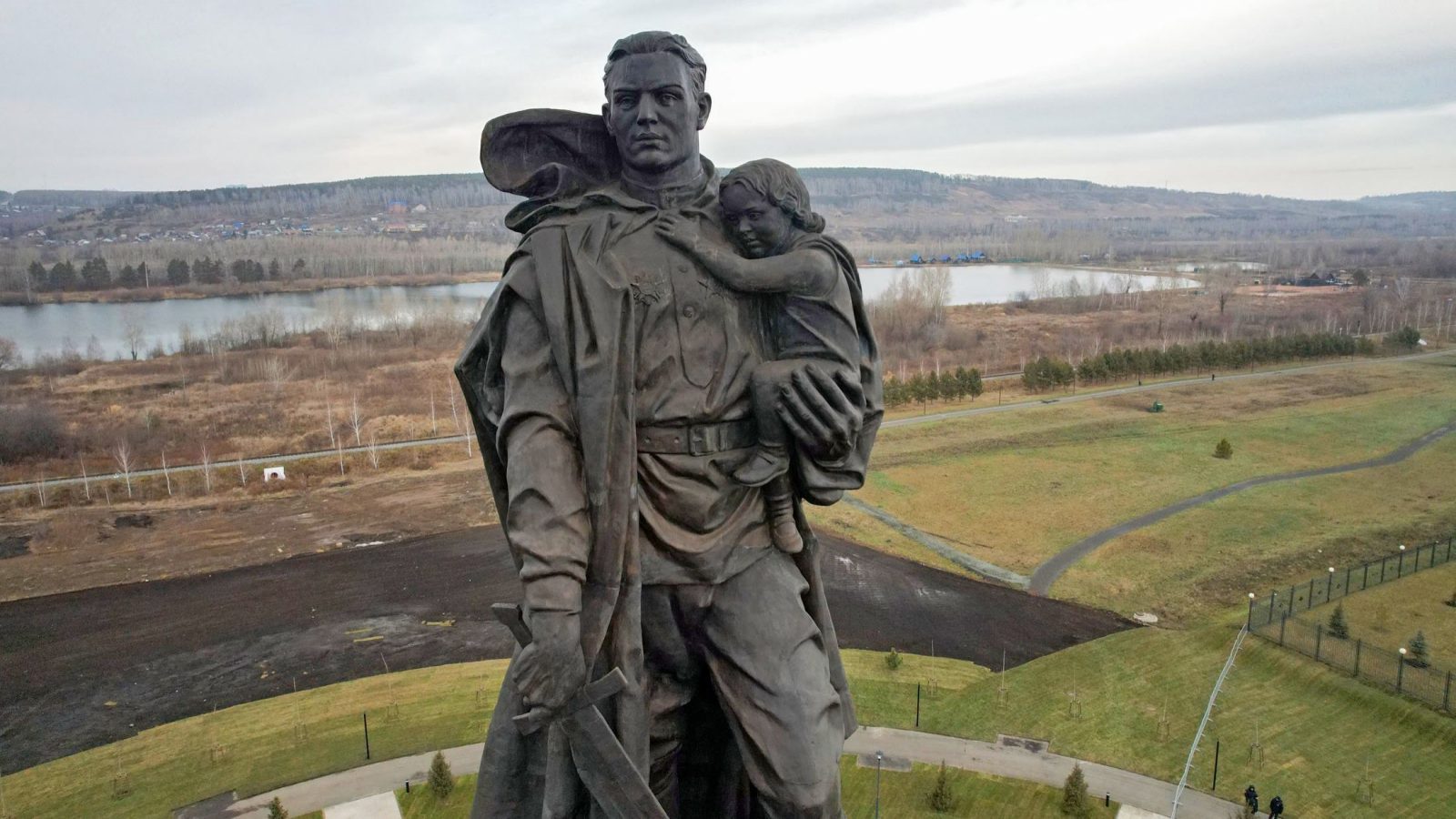 МЕМОРИАЛ ВОИНУ-ОСВОБОДИТЕЛЮ: ВЕЧНАЯ ПАМЯТЬ И СИМВОЛ ПОБЕДЫ