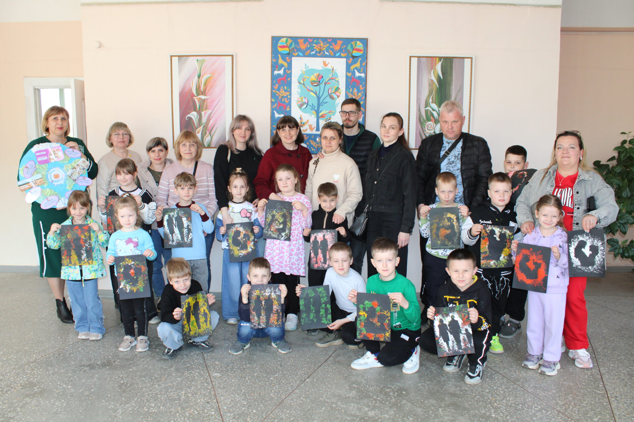 Магия красок: на базе Стахановского колледжа ЛГПУ прошел творческий мастер-класс для родителей и детей