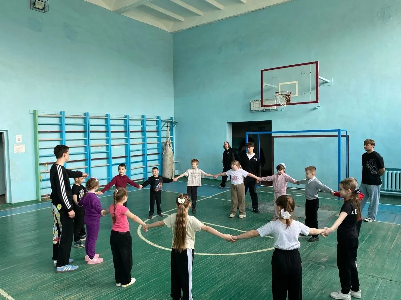 Учитель физкультуры в действии: студенты на педагогической практике в школе