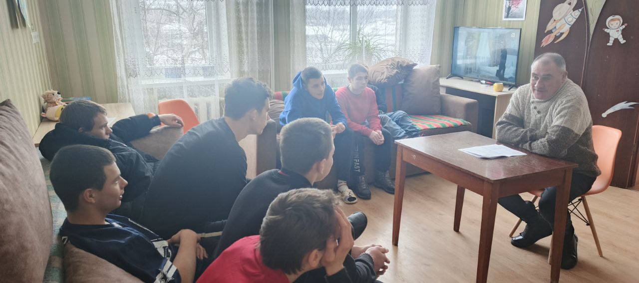 Юрисконсульт Стахановского колледжа ЛГПУ Александр Иова провёл правовую беседу в Стахановской основной школе-интернате № 2