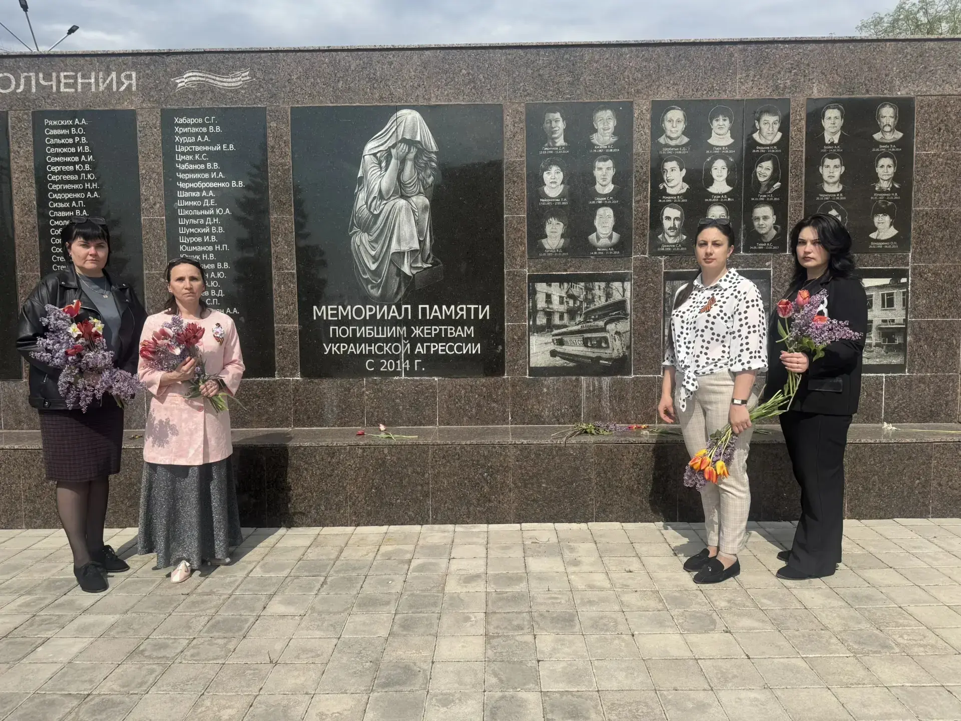 Возложение цветов к мемориалу в честь 12-й годовщины образования Луганской Народной Республики