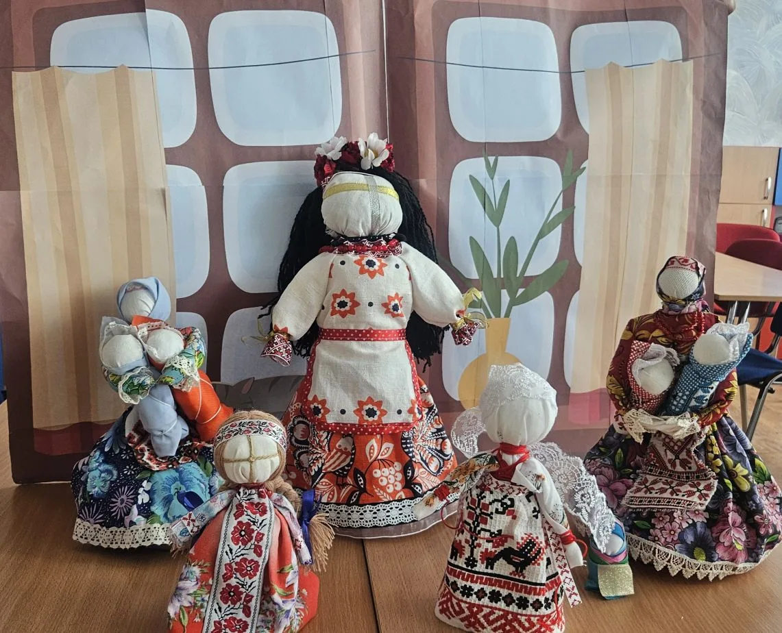 В Стахановском колледже ЛГПУ прошел мастер-класс, посвященный Дню народной куклы