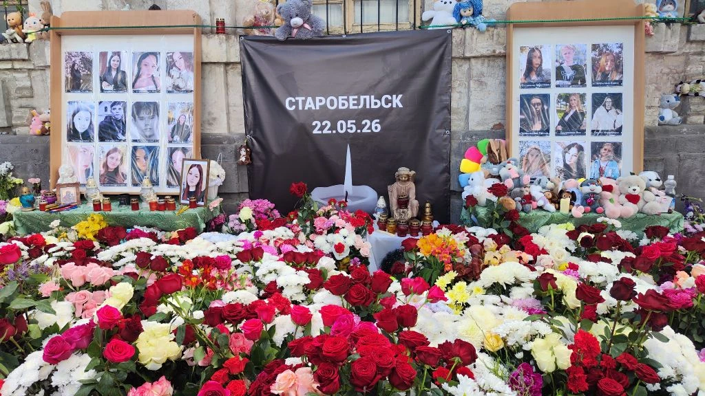 АДМИНИСТРАЦИЯ СТАХАНОВСКОГО КОЛЛЕДЖА ЛГПУ ВОЗЛОЖИЛА ЦВЕТЫ К МЕМОРИАЛУ ПОГИБШИМ СТУДЕНТАМ В СТАРОБЕЛЬСКЕ