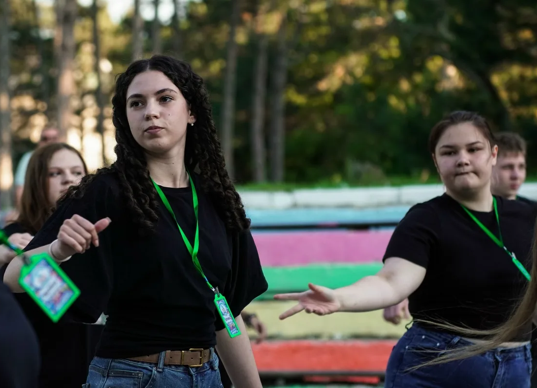Мастерство в действии: студенты Стахановского колледжа ЛГПУ организуют массовые мероприятия в лагерях «Бригантина» и «Дельфин»
