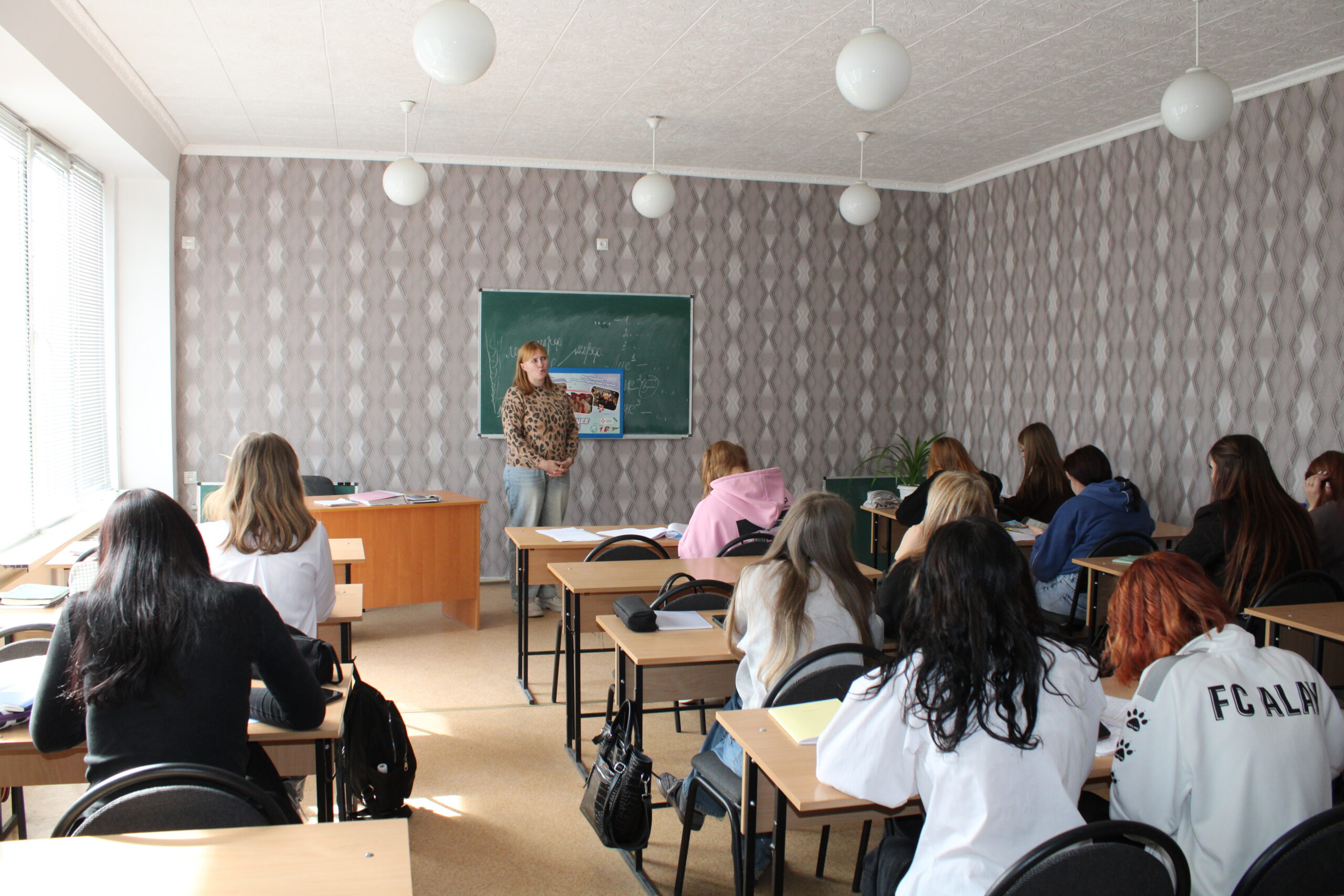 Старт в профессию: в Стахановском колледже ЛГПУ прошло заседание молодежного клуба «Мы – будущее поколение»