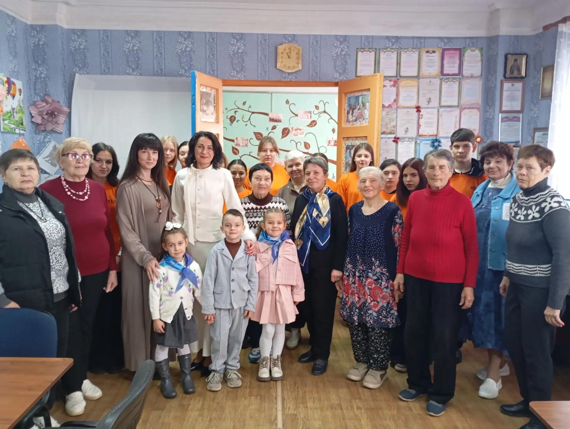 Связь поколений: «Добротворец» и «Орлята-дошколята» подарили тепло пожилым людям Стаханова