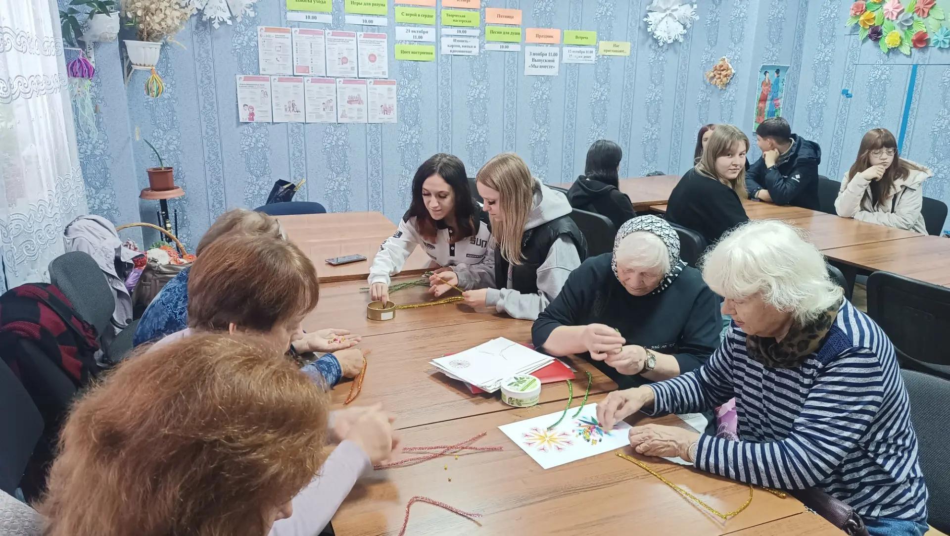 Студенты-практиканты осваивают профессию на базе Стахановского КЦСОН