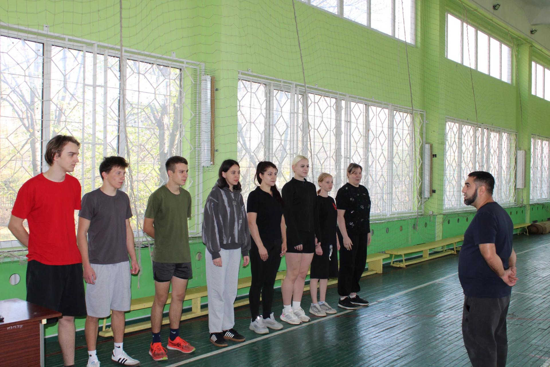 Студенты колледжа отработали технику низкого старта на открытом уроке